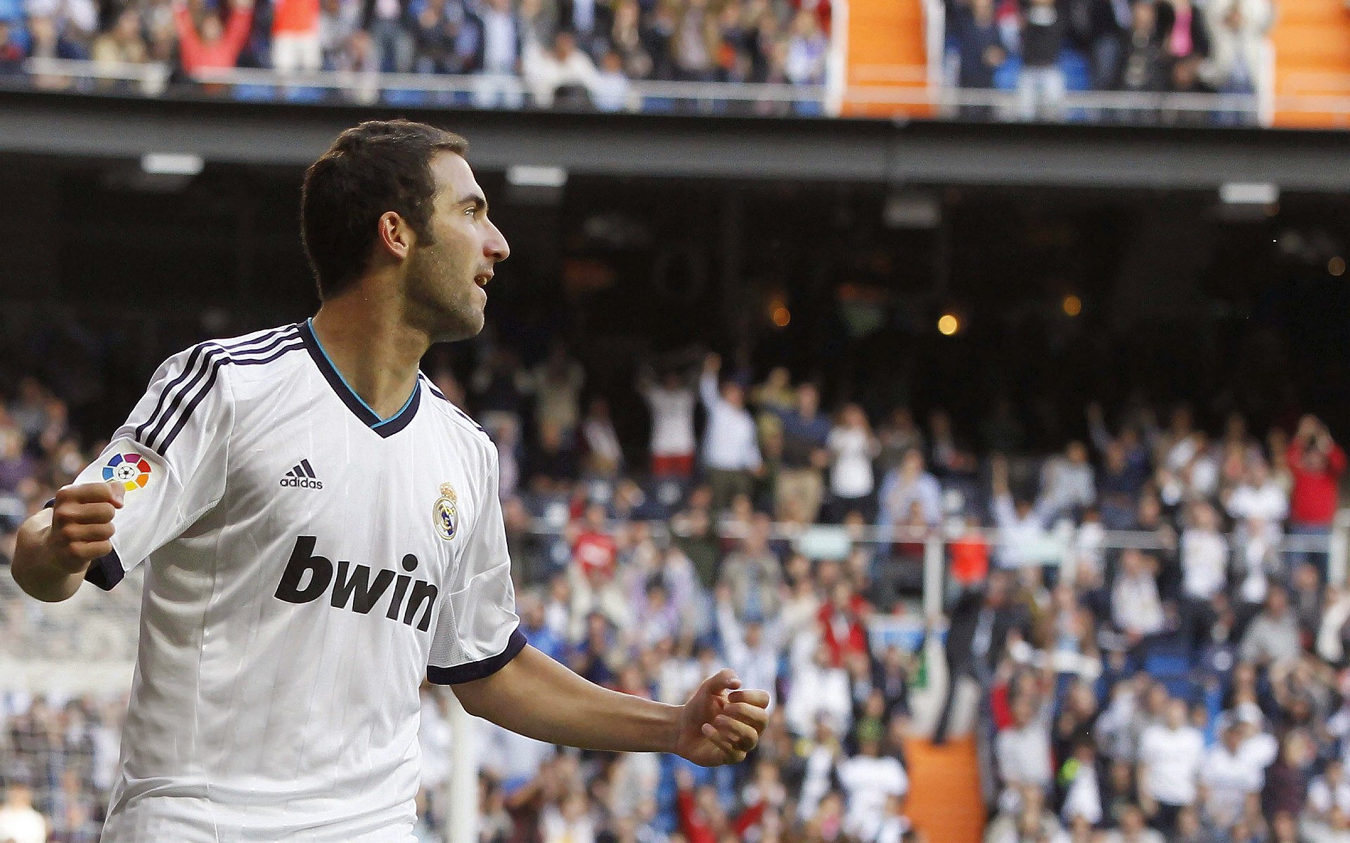 伯恩利中场调度精准,克拉文公园欲重返英超,克拉文农场球场重建